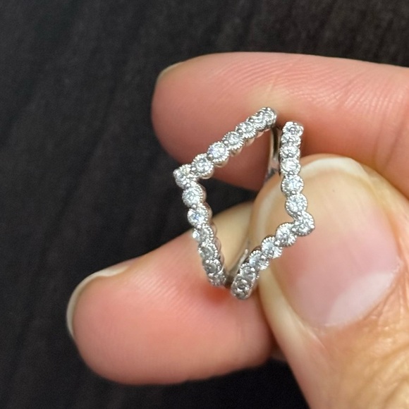 ladies multistone chevron style band made in 14kt white gold - Picture 9 of 9